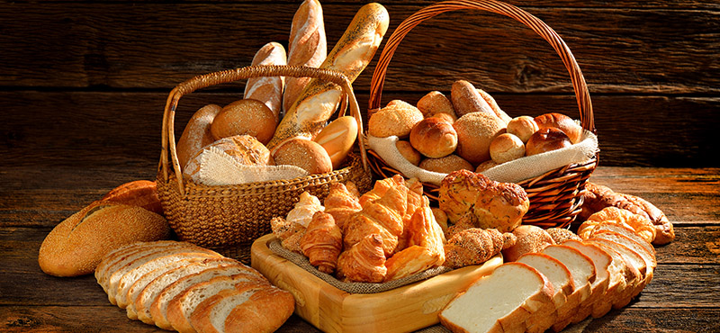 Ensemble de pains et de croissants